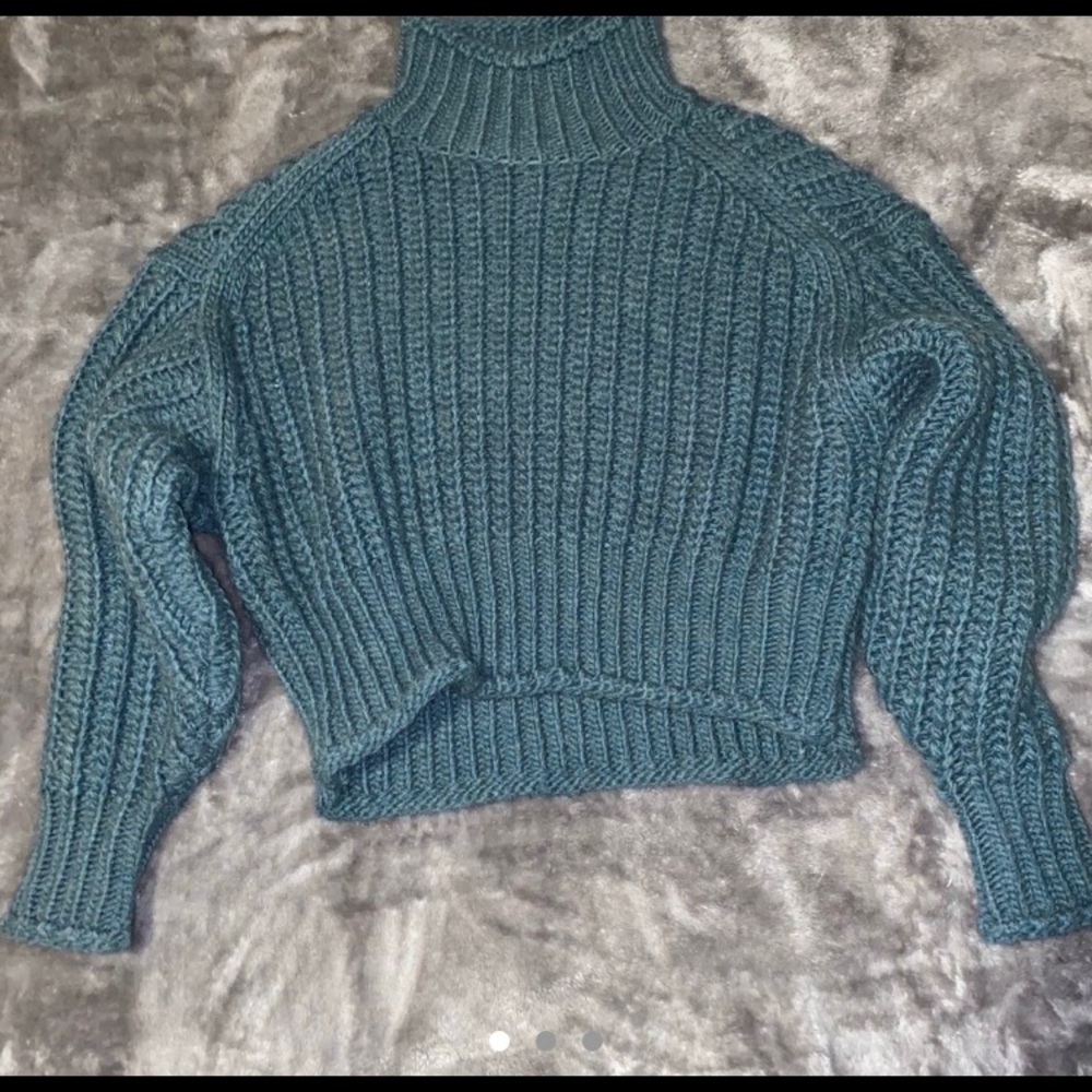 H&M Women’s Blue Chunky Knit Cropped Sweater